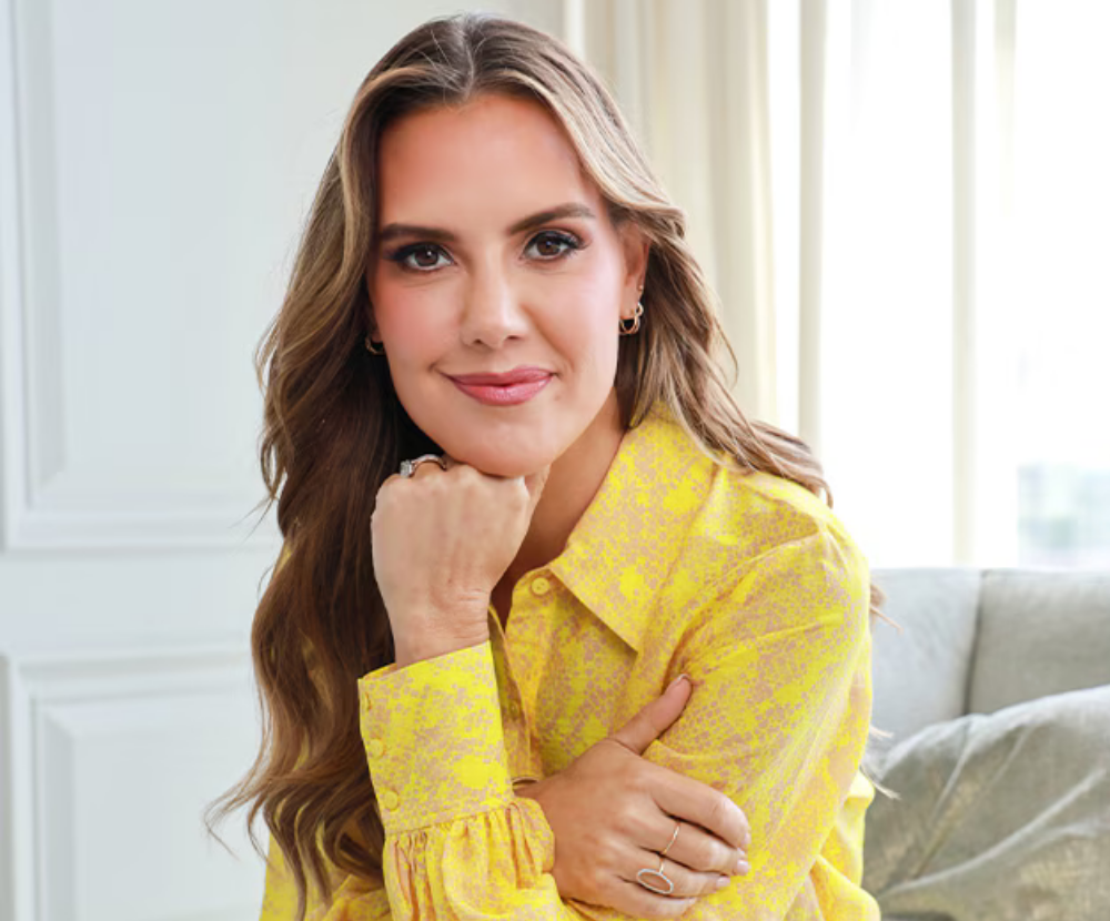 Book Kendra Scott, concept image.